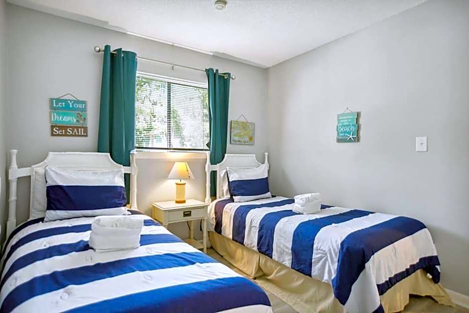 5 stars Peaceful Condo - 7 min walk to the beach