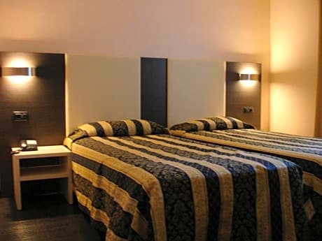 Twin Room (Two Separate Beds)