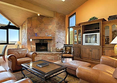 Three-Bedroom Deluxe Apartment