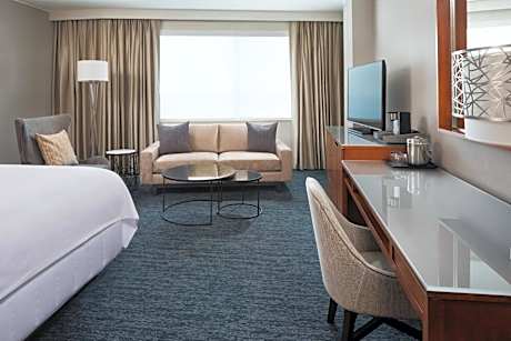 Club lounge access, Larger Guest room, 1 King, Corner room