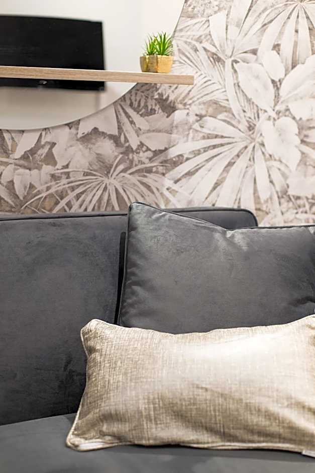 16 Studio Apartment-Hotel in Little Italy by Den Stays