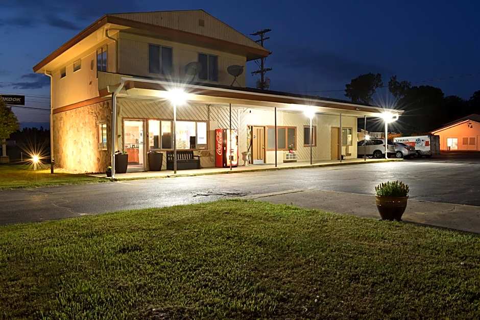 Great Lakes Inn & Suites