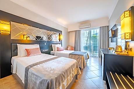 Double or Twin Room with Sea View