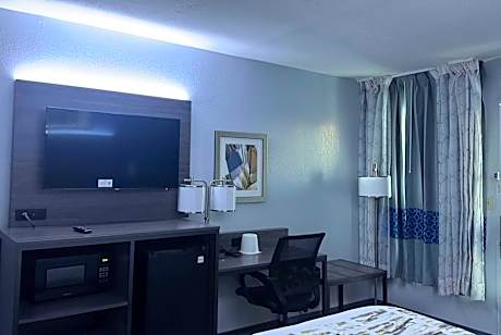 1 King Bed, Mobility Accessible Room, Bathtub w/ Grab Bars, Non-Smoking