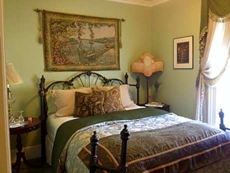 Queen Room with Shared Bathroom #3