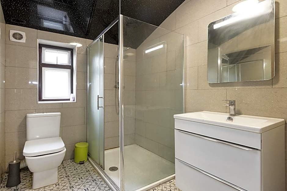 OYO Old Oak Tree Inn