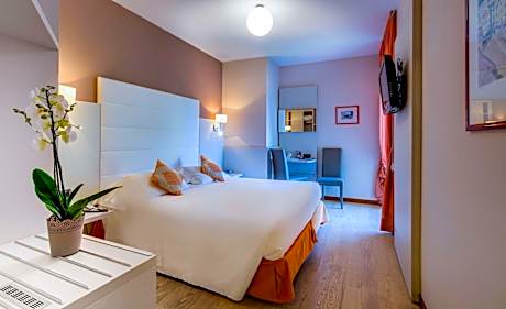 Double or Twin Room with Partial Sea View