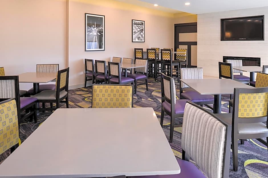 La Quinta Inn & Suites by Wyndham Indianapolis South