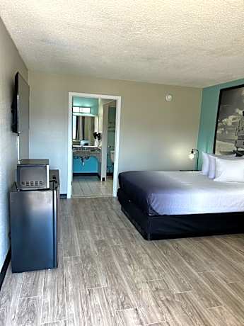 Queen Room with Bath Tub - Mobility Accessible/Non-Smoking