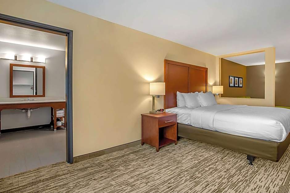 Comfort Inn & Suites Ames Near ISU Campus