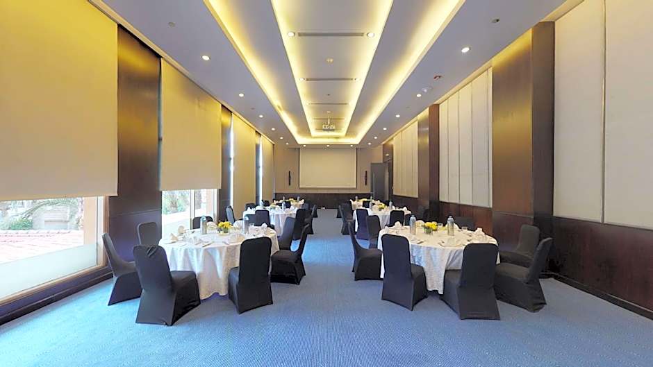 Dusit Thani LakeView Cairo