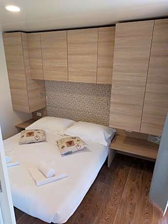 Family Three-Bedroom Mobile Home with Terrace