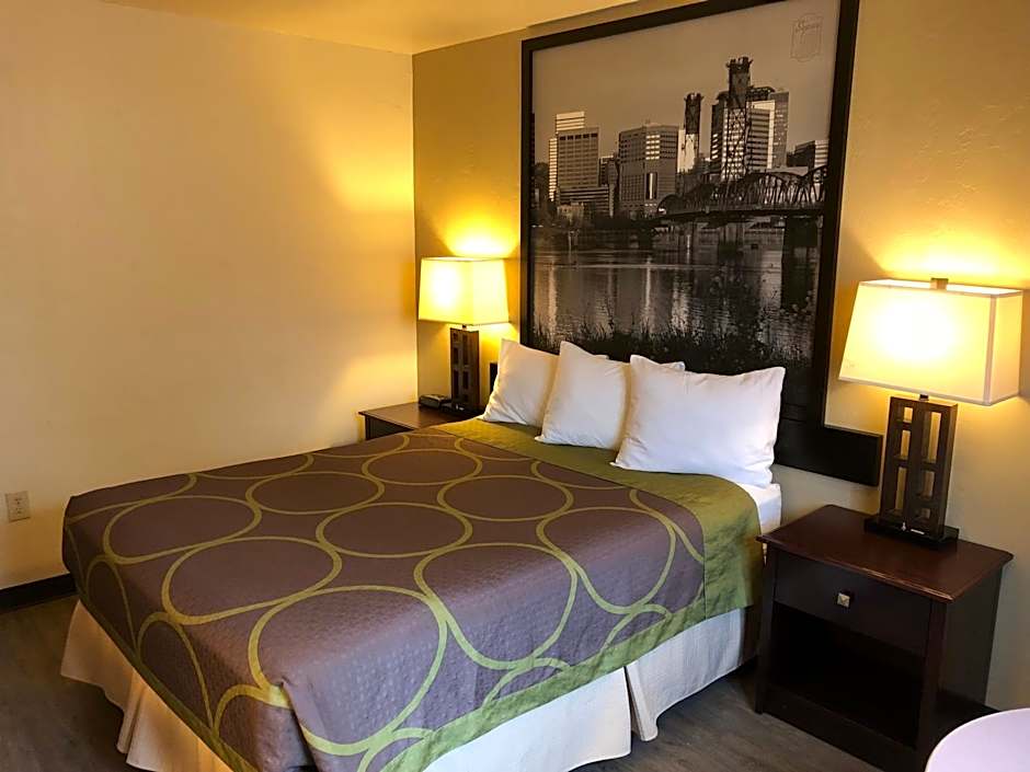 Super 8 by Wyndham Woodburn