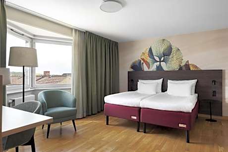 1 King Bed Non-Smoking Superior Room Wi-Fi Full Breakfast