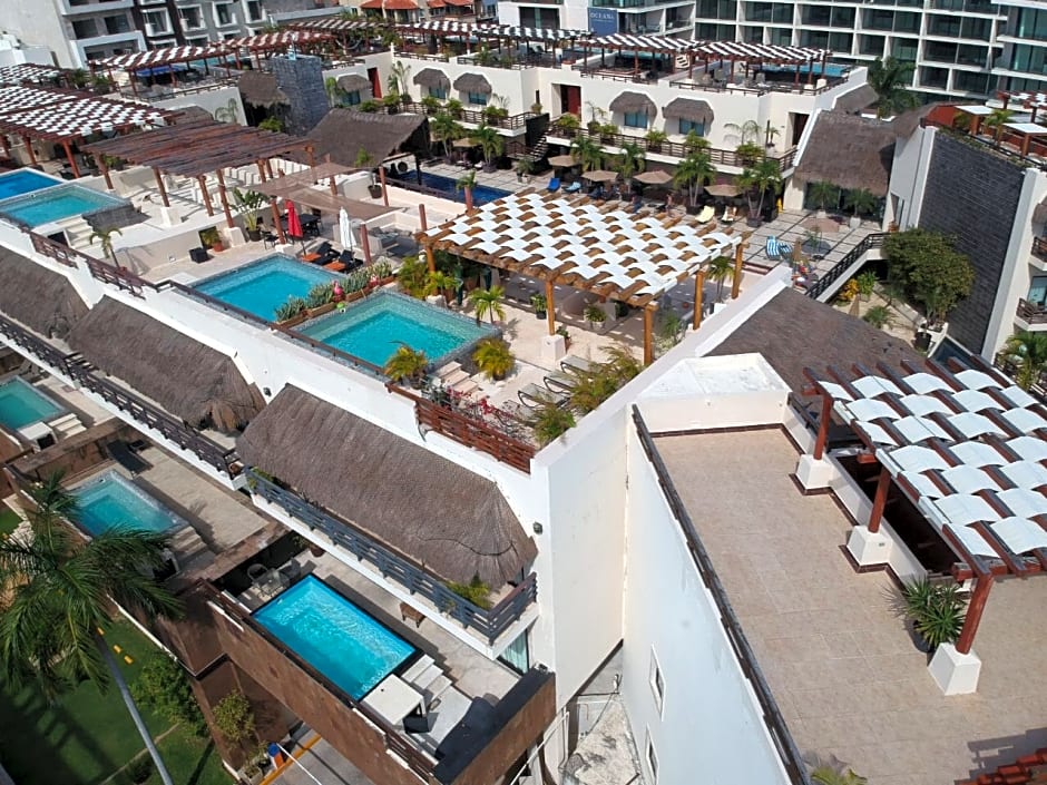 Aldea Thai by oceanfront