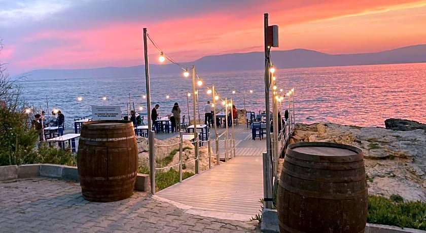 Maya Bistro Hotel & Beach