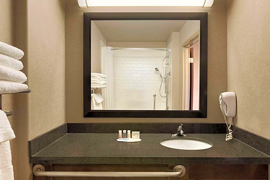 Days Inn by Wyndham Regina Airport West