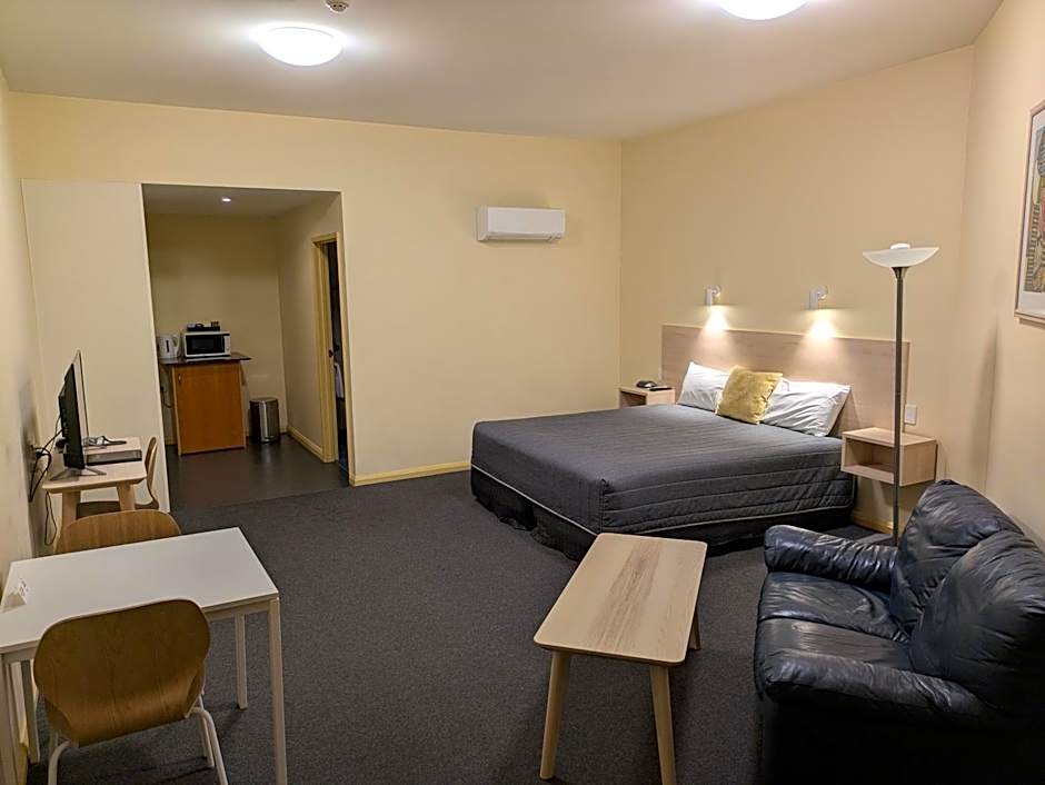 Mayfair Plaza Motel and Apartments