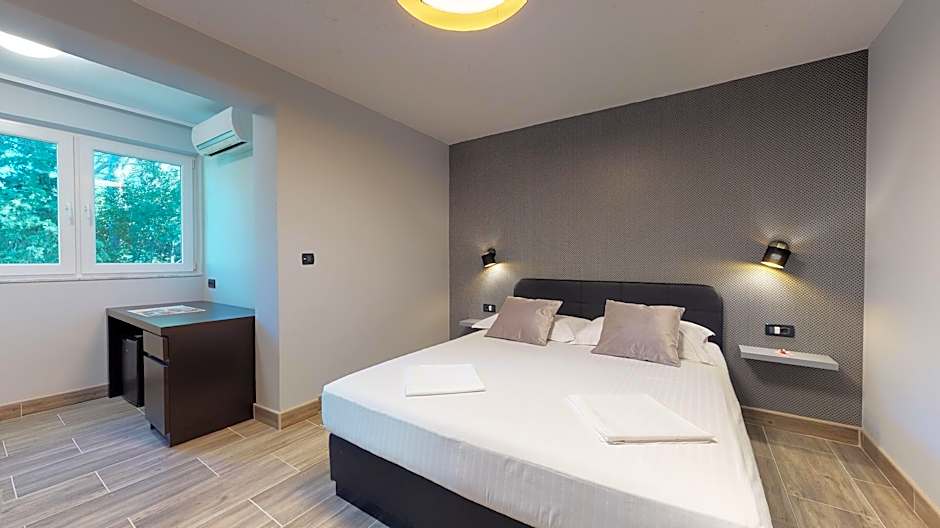 Photo 1 of 12 of Standard 1 Queen Bed
