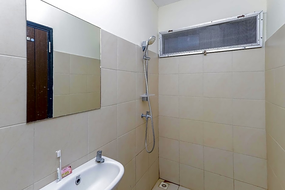 RedDoorz near RS Sari Asih Ciledug