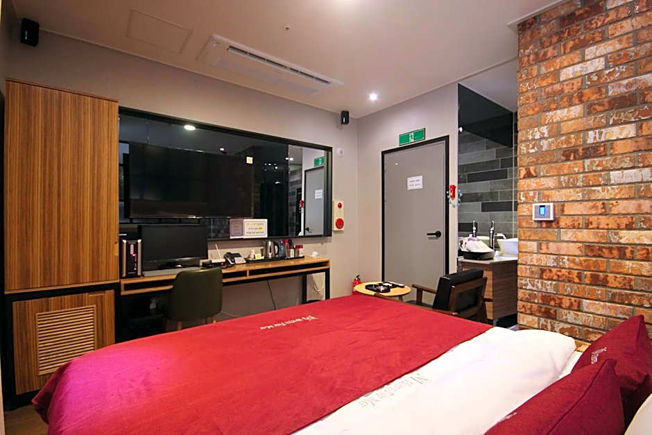 Photo 1 of 26 of Suite, River View