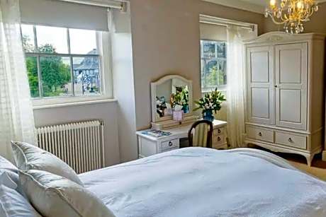 No 6 The Square Tearooms & Accommodation