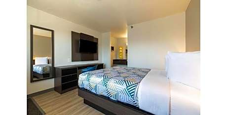 1 Queen Bed | Micfridge