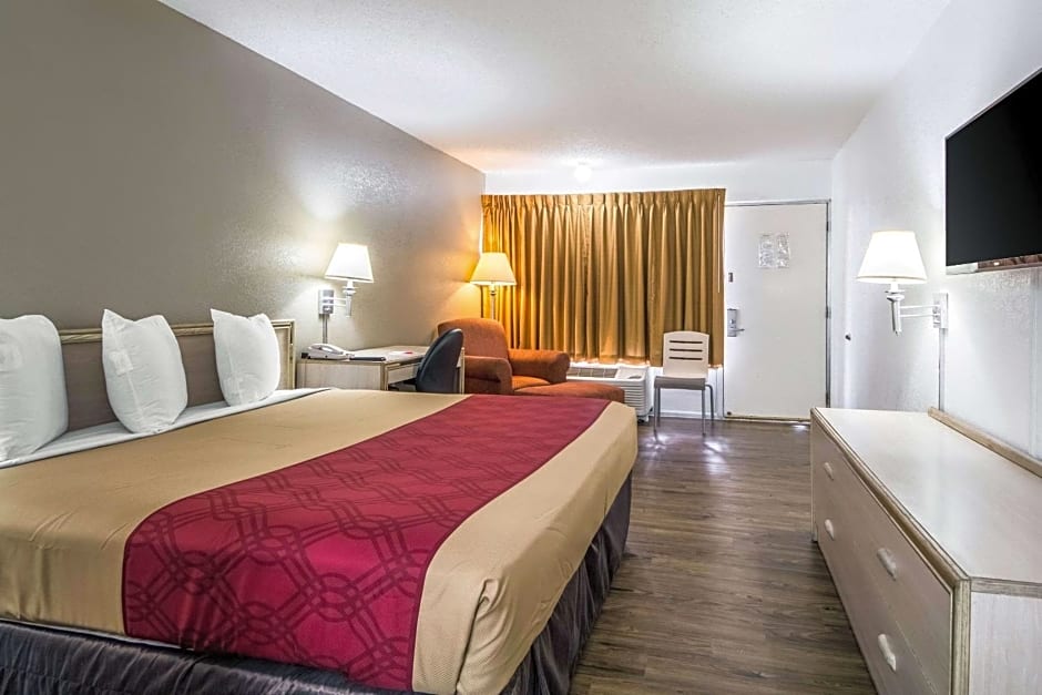 Econo Lodge Airport I-35 North