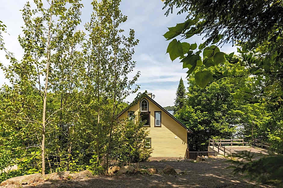 Rustic Waterfront Chalet Panoramic View and Spa