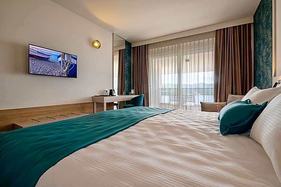 Foto 1 di 9 di Superior 1 Double Bed or 2 Beds, Sea View