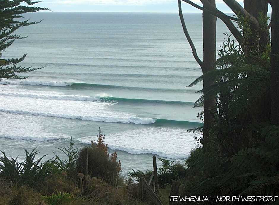 Bazils hostel & Surf School