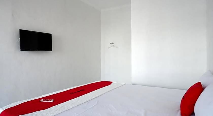 RedDoorz Plus near UMS Solo