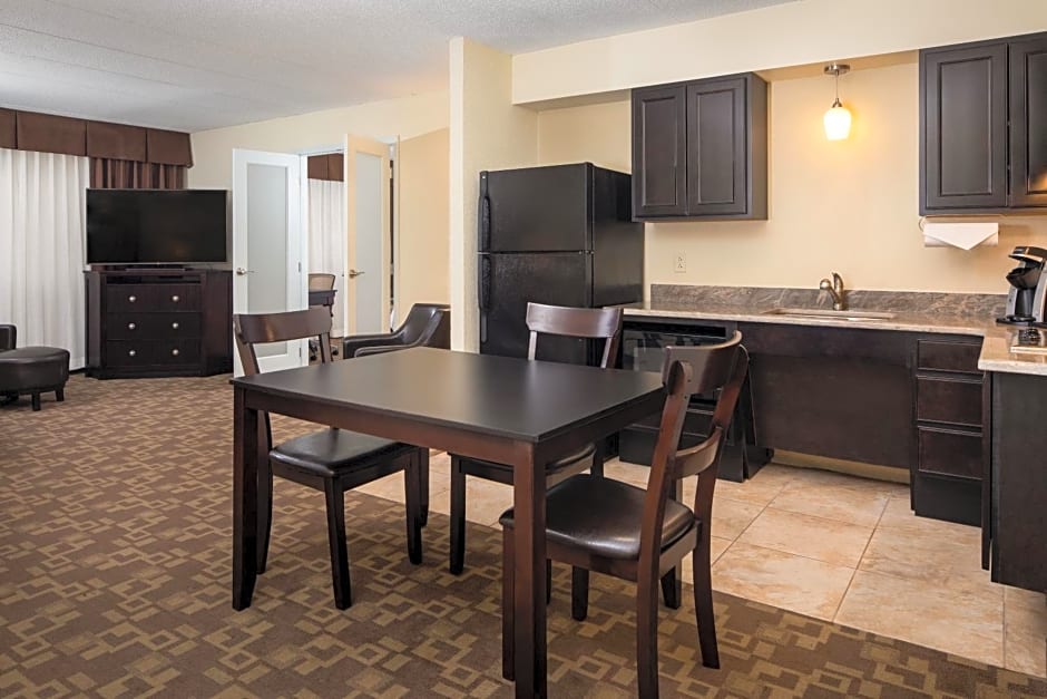 Holiday Inn and Suites Charleston West