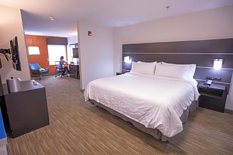 Suite with Accessible Transfer Shower - Non-Smoking