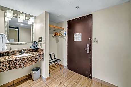 Queen Room - Disability Access/Non-Smoking