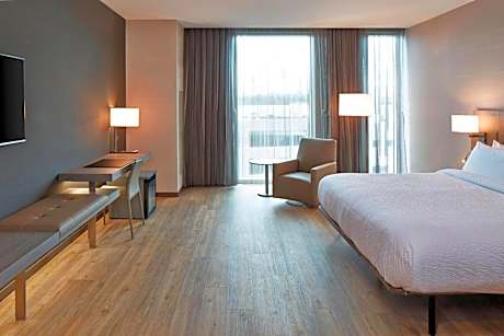 King Room with Roll-In Shower - Mobility Accessible