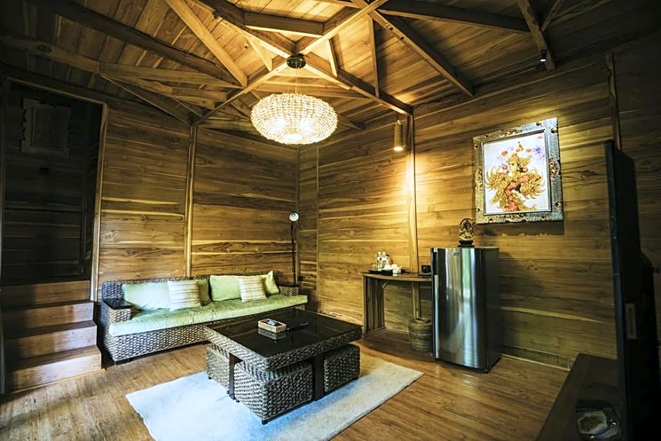 De Sapphire Cliff Villa by Danapati