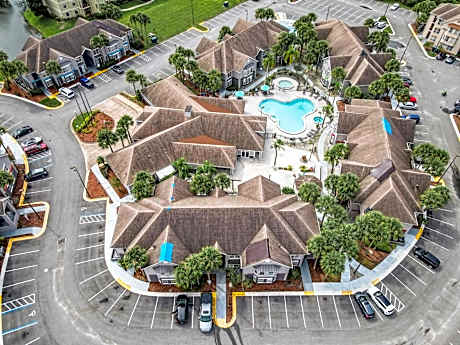 Be Our Guest! 1 Bedroom Condo Near Disney Parks!