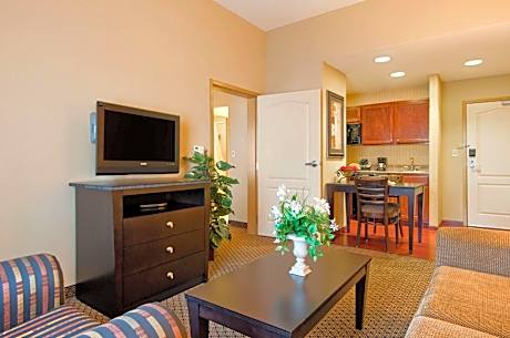 Two Bedroom Suite with One King and Two Queen Beds - Non-Smoking