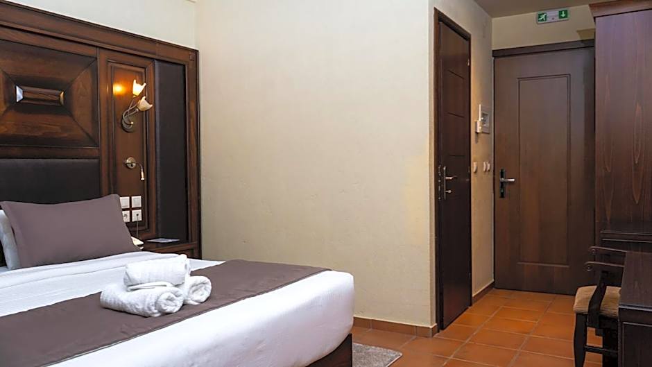 Photo 1 of 9 of 1 Double Bed or 2 Beds, Mountain View