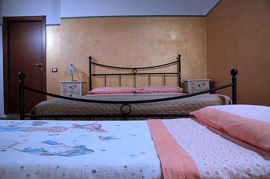 Foto 1 dari 5 — Triple Room