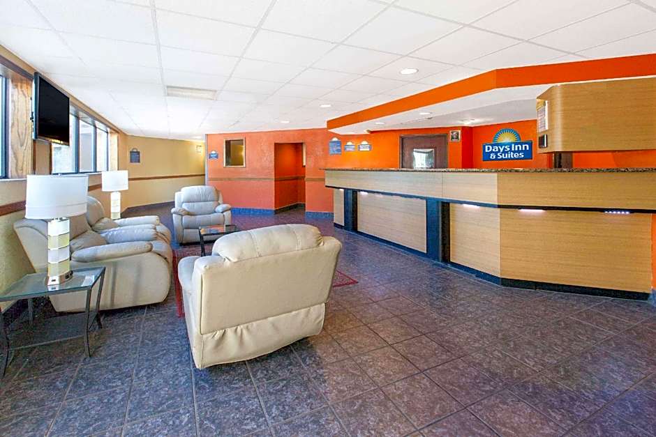 Days Inn & Suites by Wyndham Madison Heights MI