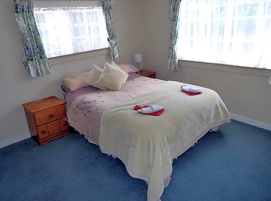 Wacky Stays - unique farm-stay glamping rentals, FREE animal feeding tours