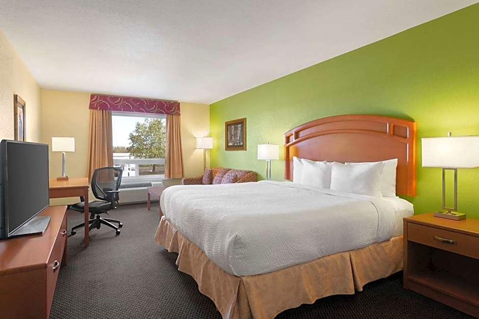 Days Inn & Suites by Wyndham Thompson