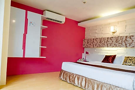 Deluxe City View King Room