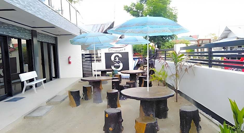 Strangers Inn&Bar