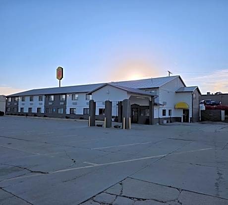 Super 8 by Wyndham Newton