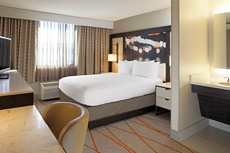 Queen Room with Roll-In Shower - Hearing Accessible