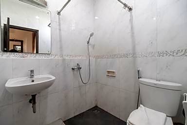 RedDoorz near Pantai Panjang Bengkulu 2