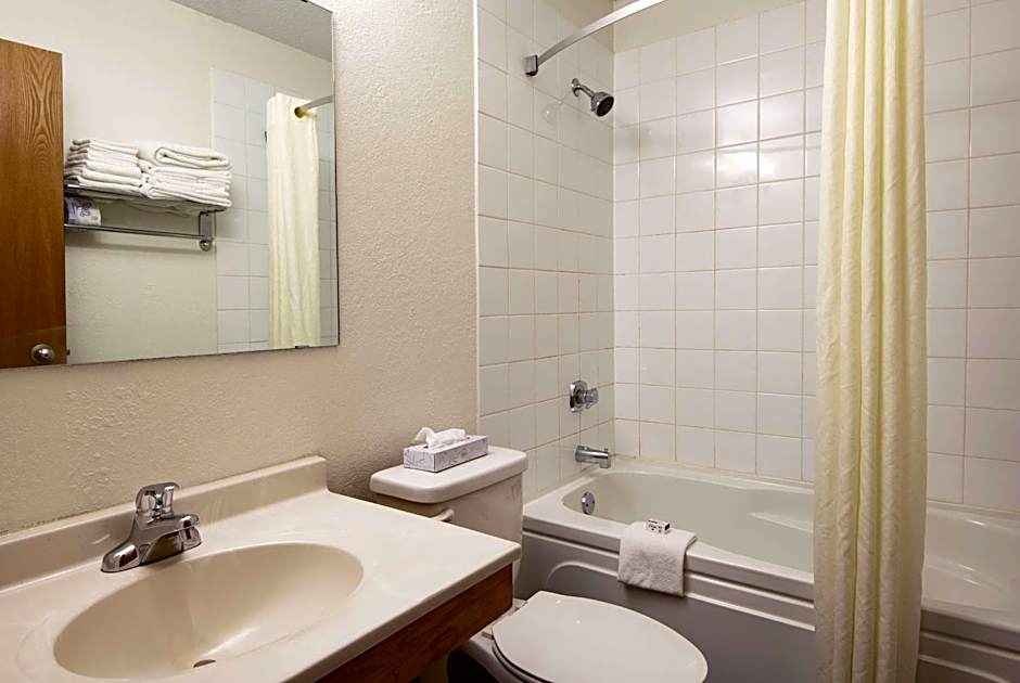 Super 8 by Wyndham Kamloops BC